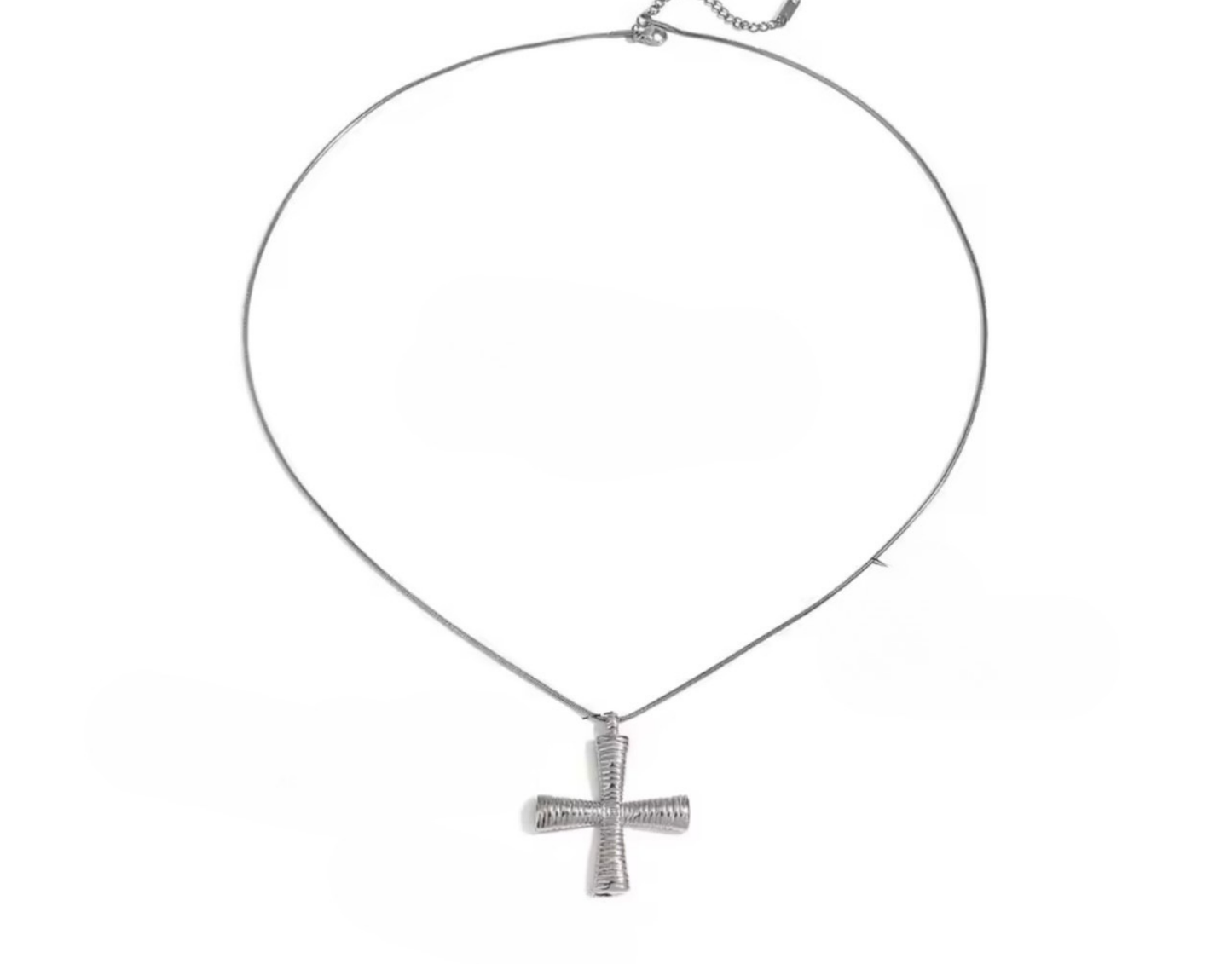 Joyería de mujer elegante de Emperatriz. Diseños modernos que reflejan poder y estilo