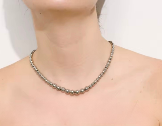 Joyería de mujer elegante de Emperatriz. Diseños modernos que reflejan poder y estilo